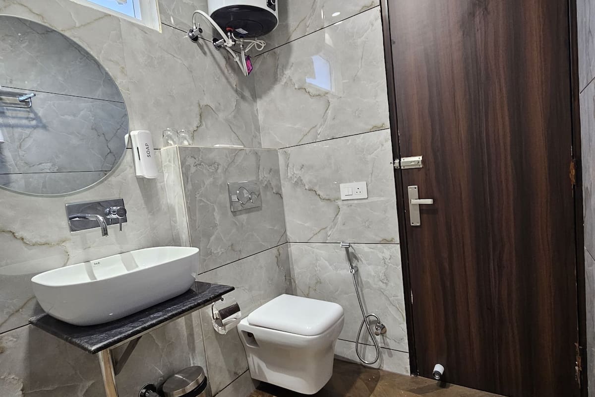 Deluxe Twin Room | Bathroom | Shower, free toiletries, hair dryer, slippers
