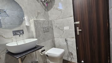Deluxe Twin Room | Bathroom | Shower, free toiletries, hair dryer, slippers