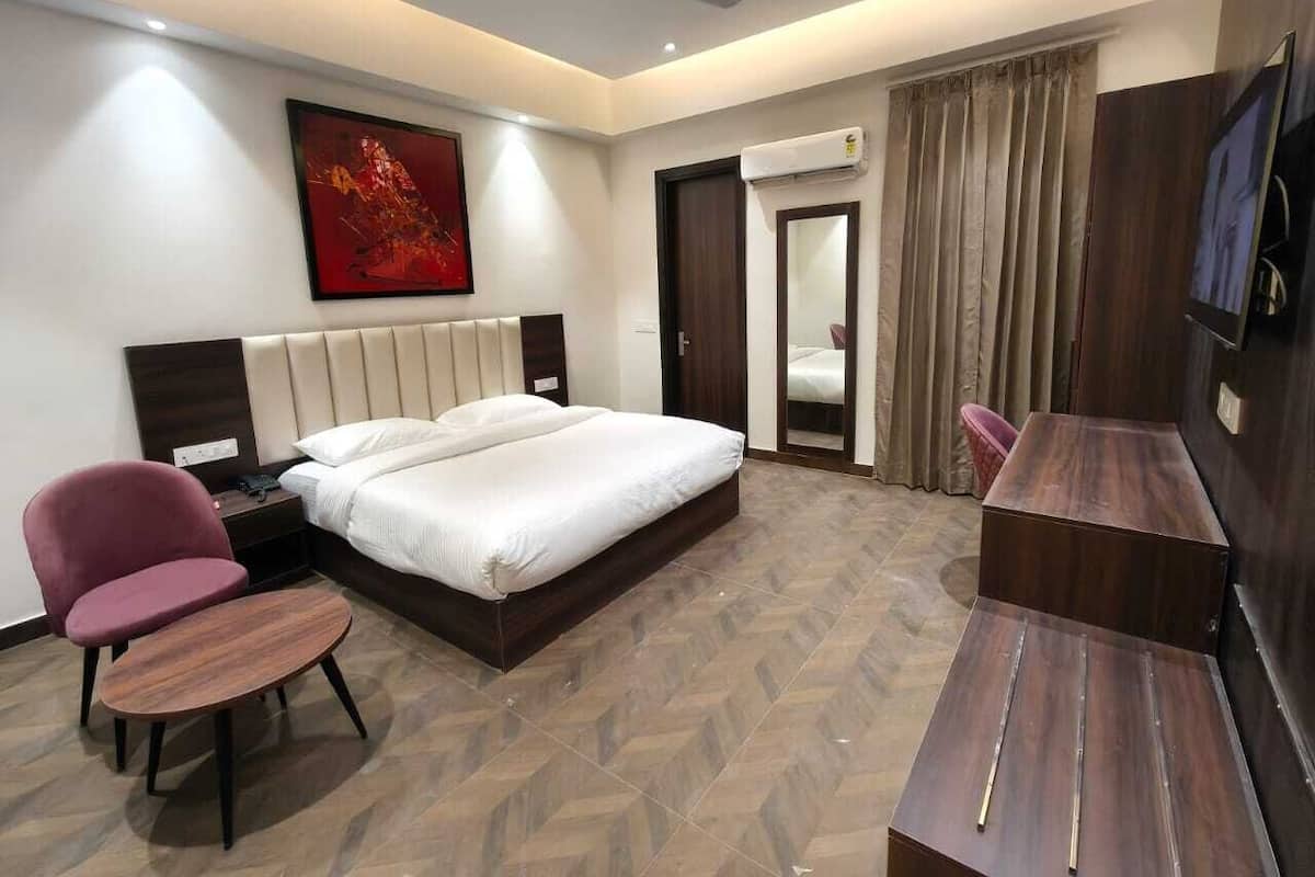 Deluxe Double Room | 1 bedroom, laptop workspace, iron/ironing board, free WiFi