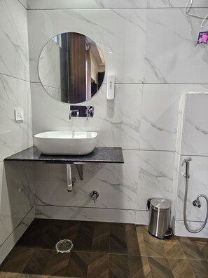 豪華雙人房 | 浴室 | 淋浴設備、免費盥洗用品、吹風機、拖鞋