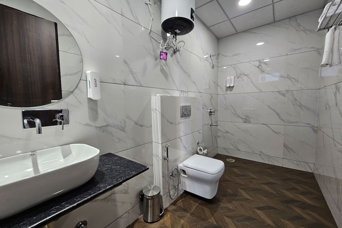 Luxury Suite | Bathroom | Shower, free toiletries, hair dryer, slippers