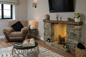 TV, offices - Beautiful Home Nr Wye Valley, Parking & Garden (Ruardean Hill)