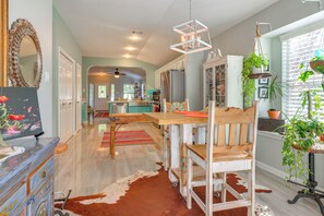 Dining - Bring Your Pup! Remote-Work Hub 22 Mi to Austin (Kyle)