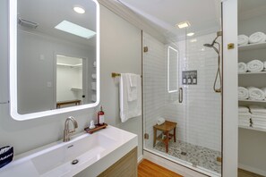 Hair dryer, towels - Screened-In Porch w/ Views: Hot Springs Getaway! (Hot Springs)