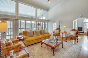 TV, fireplace, table tennis, books - Screened-In Porch w/ Views: Hot Springs Getaway! (Hot Springs)