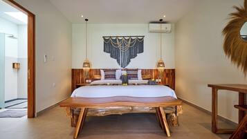 Une chambre spacieuse avec un grand lit, une tête de lit en bois et une décoration murale.
