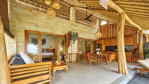 Interior de madera con comedor, asientos y cocina.