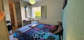 3 bedrooms, desk, iron/ironing board, travel crib