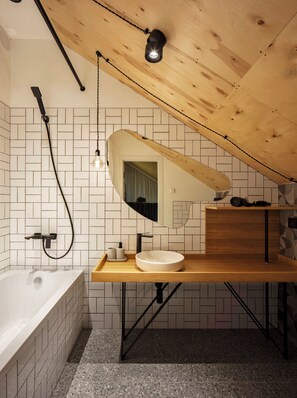 Deluxe Double Room, Balcony, Garden View | Bathroom | Free toiletries, hair dryer, bathrobes, slippers - Major's House Hotel (Step'anavan)