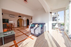 Villa | Living area - Villa in Lagoa With Garden (Lagoa)