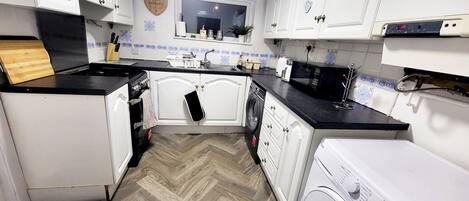 Lemari es, microwave, oven, dan kompor