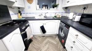 Fridge, microwave, oven, stovetop - Comfortable Stay - Ivor St (Rochdale)