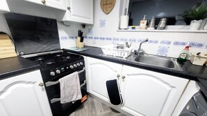 Fridge, microwave, oven, stovetop - Comfortable Stay - Ivor St (Rochdale)