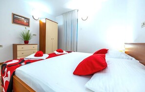 5 bedrooms, iron/ironing board, free WiFi, bed sheets