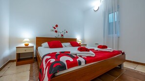 5 bedrooms, iron/ironing board, free WiFi, bed sheets