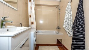 Ducha, secador de pelo y toallas