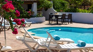 วิลล่า | สระว่ายน้ำ | สระว่ายน้ำในร่ม, สระว่ายน้ำกลางแจ้ง