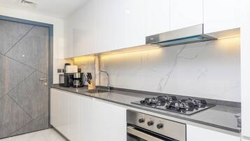 Estudio Deluxe, vistas a la ciudad | Cocina privada | Frigorífico, microondas y utensilios de cocina