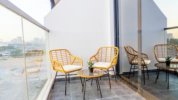 Estudio Deluxe, vista a la ciudad | Terraza o patio