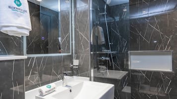 Deluxe Studio, City View | Bathroom