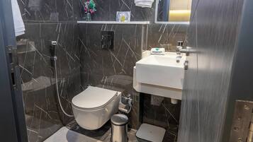 Monolocale Deluxe, vista città | Bagno