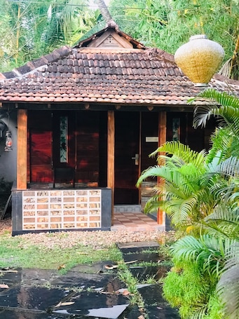 Standard Double Room, Patio, Lake View | Desk, free WiFi. Karmaliz Casa Del Lake