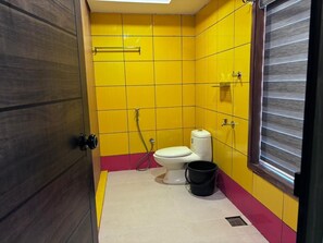 Standard Double Room, Patio, Lake View | Bathroom | Free toiletries, towels, soap, shampoo