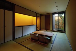 Chambre Quadruple, salle de bains privée, vue cour intérieure | 1 chambre, Wi-Fi gratuit, draps fournis