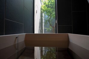 Combined shower/tub, rainfall showerhead, free toiletries, hair dryer - Matcha no Yado (Kyoto)