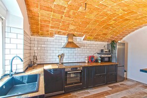 Kühlschrank, Mikrowelle, Ofen, Herdplatte