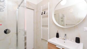 Apartemen, balkon, pemandangan kota | Kamar mandi | Shower, perlengkapan mandi gratis, pengering rambut, dan handuk
