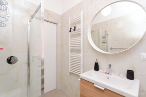 Apartment, Balkon, Stadtblick | Badezimmer | Dusche, kostenlose Toilettenartikel, Haartrockner, Handtücher