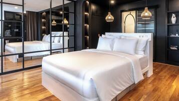 Studio, Balcony | Peralatan tempat tidur premium, meja, ruang kerja komputer riba