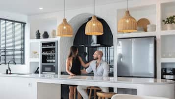 Full-size fridge, microwave, stovetop, dishwasher