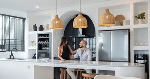 Stort kylskåp, mikrovågsugn, spishäll och diskmaskin