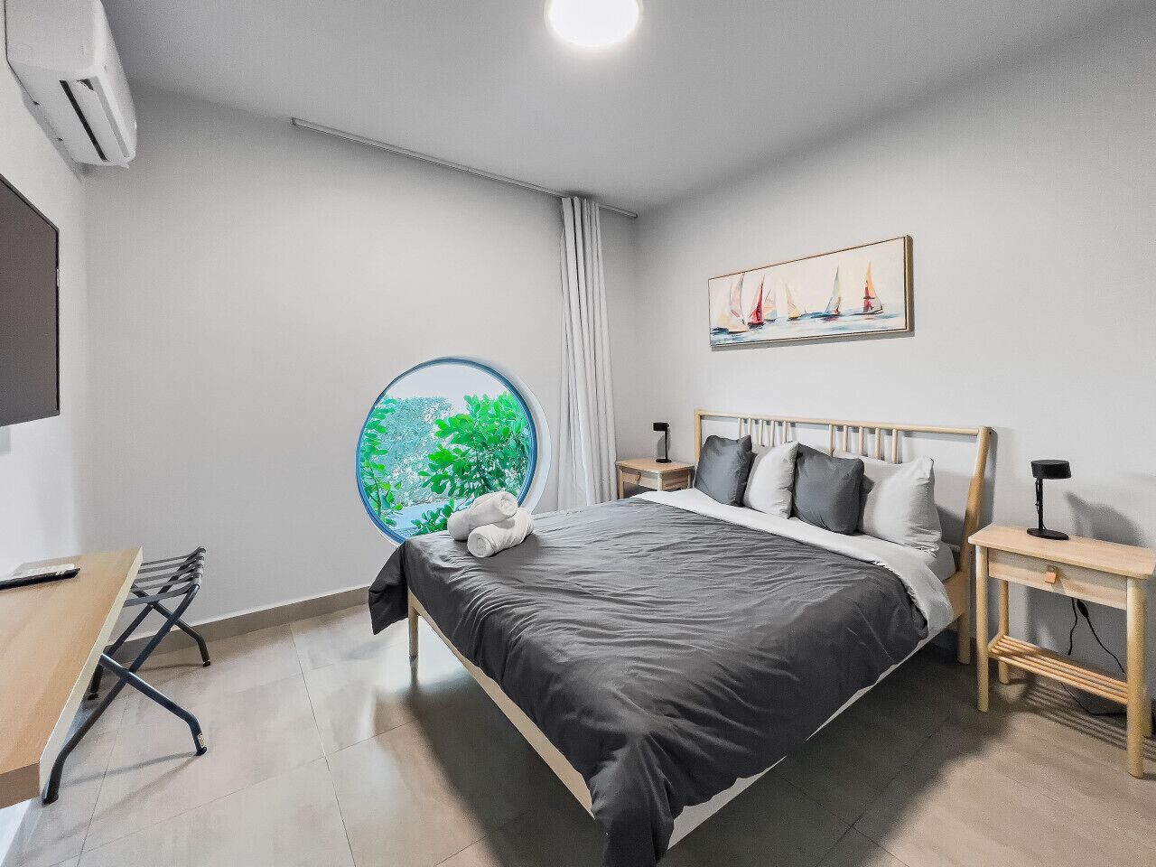 Een bureau, een strijkplank/strijkijzer, gratis wifi, beddengoed