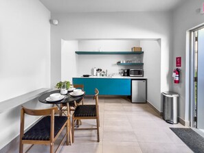 Køleskab, mikrobølgeovn, kogeplade, kaffe-/temaskine