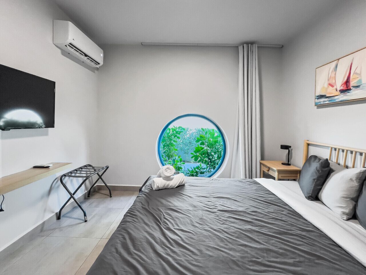 Bureau, fer et planche à repasser, Wi-Fi gratuit, draps fournis