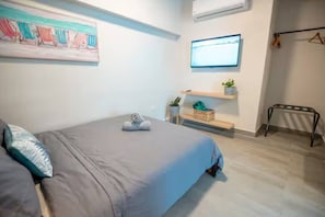 Een bureau, een strijkplank/strijkijzer, gratis wifi, beddengoed
