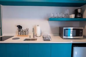 Kühlschrank, Mikrowelle, Herdplatte, Wasserkocher mit Kaffee-/Teezubehör