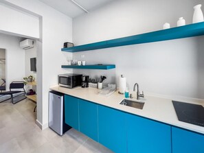 Micro-ondes, plaque de cuisson, cafetière/bouilloire