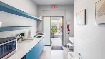 Microondas, parrilla de estufa y cafetera y tetera