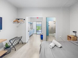 Een bureau, een strijkplank/strijkijzer, gratis wifi, beddengoed