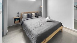 Un dormitorio moderno con una cama, una mesita de noche y un estante en la pared.
