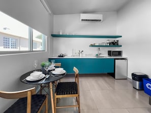 Microondas, placa de cocina, cafetera o tetera y utensilios de cocina