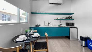 Microondas, parrilla de estufa y cafetera y tetera