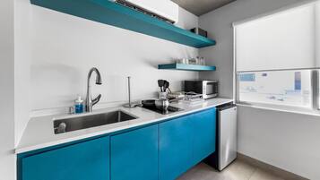 Microondas, parrilla de estufa y cafetera y tetera