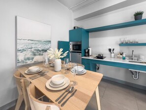 Mikroaaltouuni, liesi, kahvin-/teenkeitin