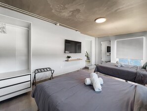 2 habitaciones, escritorio, tabla de planchar con plancha y wifi gratis