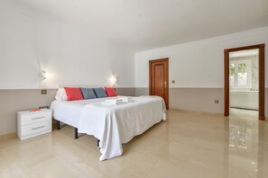 5 bedrooms, iron/ironing board, free WiFi, bed sheets